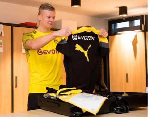 足球财经机构：阿兰希勒96年的转会费放到现在相当于2.25亿镑（足球金融机构称：按当今估值，阿兰希勒1996年转会费折合约2.25亿英镑）