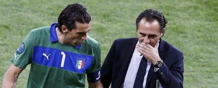 记者总结皇马2025：没有中场大脑纯靠天赋，阿隆索的球队缺乏风格（皇马2025评析：中场无核靠天赋硬撑，阿隆索球队缺少鲜明风格）