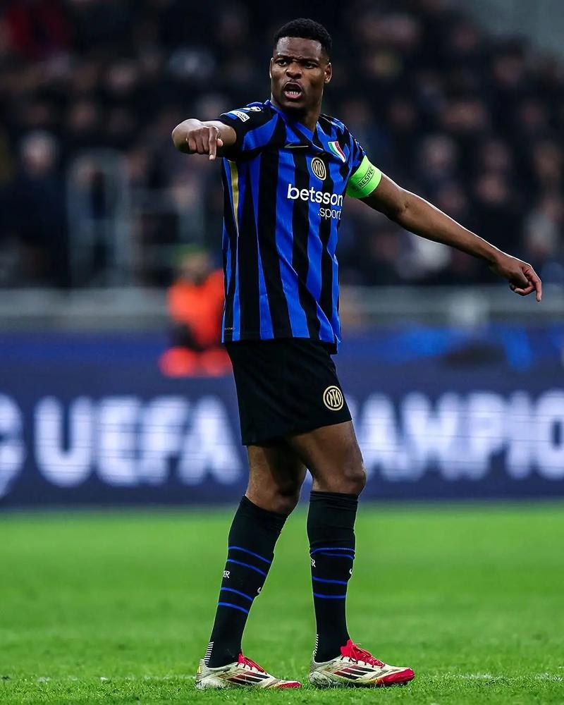 连续两赛季带不同球队欧战做客安菲尔德，阿隆索成历史第三人