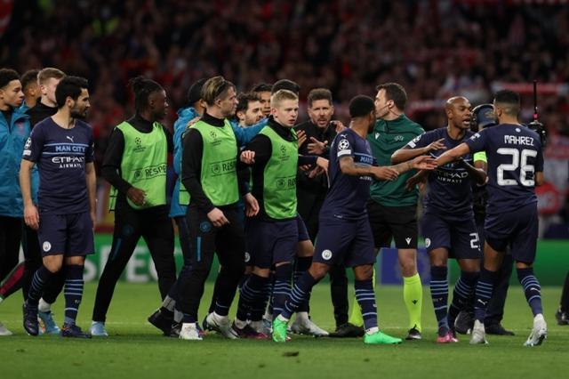 记者：申花队昨天傍晚抵达天津，出征的队伍中没有门将薛庆浩（记者：申花队昨傍晚抵津，出征名单未见门将薛庆浩）