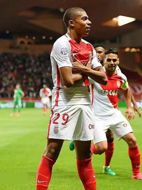 英媒：土耳其一名银行女经理诈骗球员3300万镑，被判入狱102年