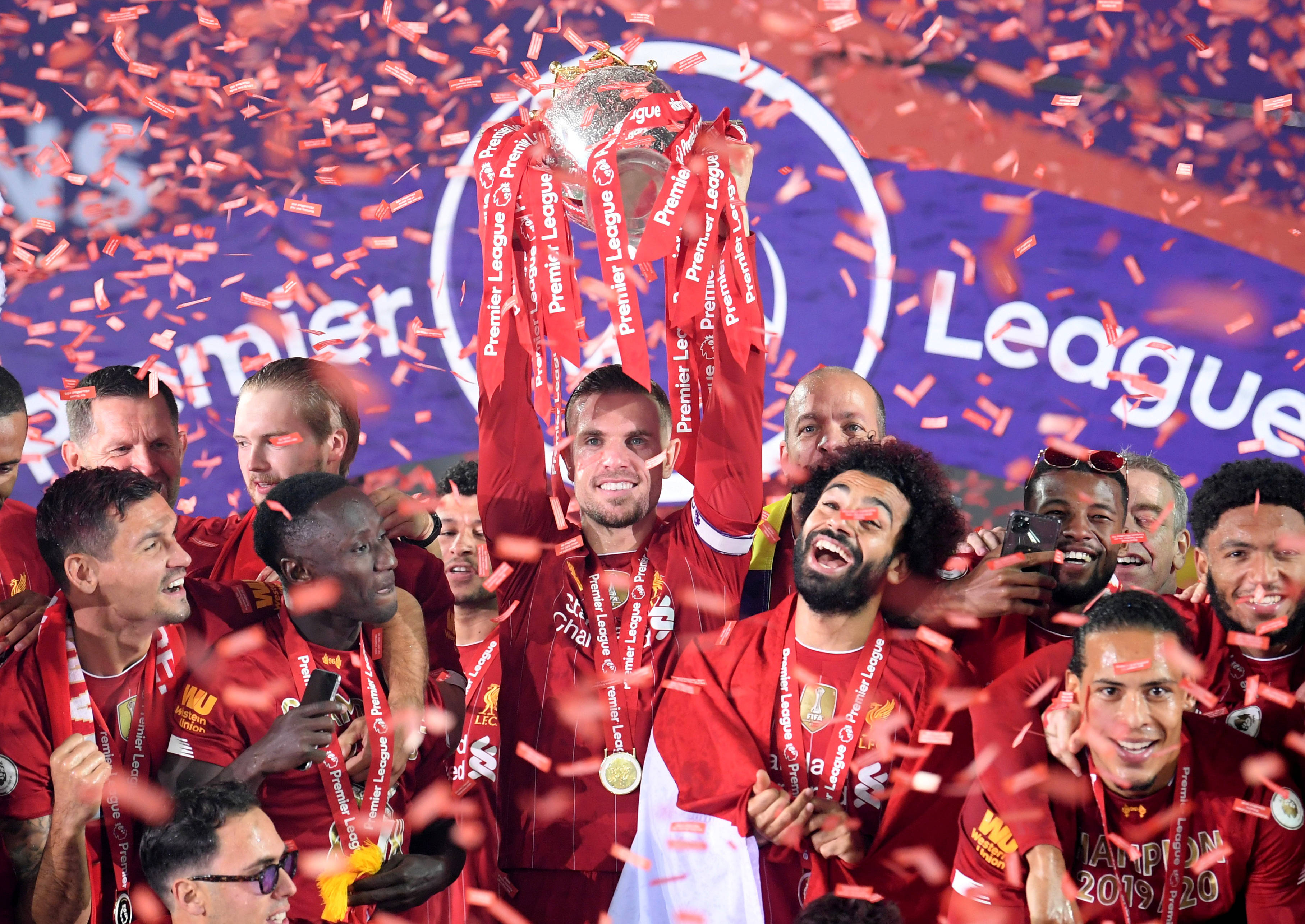 远在迈阿密心系罗马，托蒂和坎德拉用手机观看老东家焦点大战