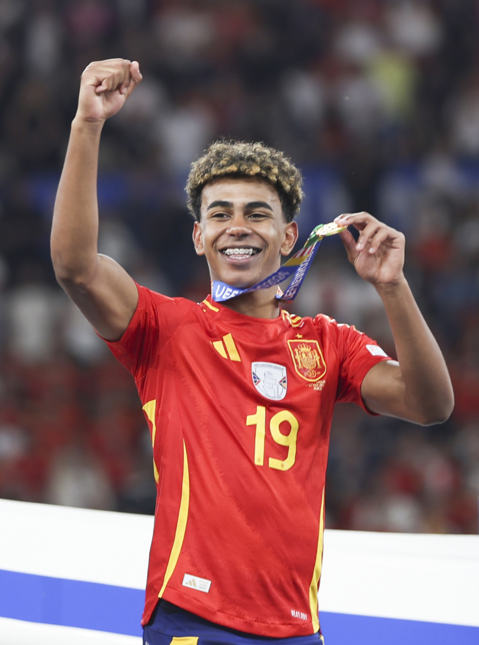 右脚踝囊受伤的基米希随德国队抵达卢森堡，走路仍有不便