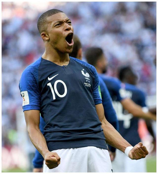 林诗栋：我没有让大家失望！胜利后亲吻胸前国旗