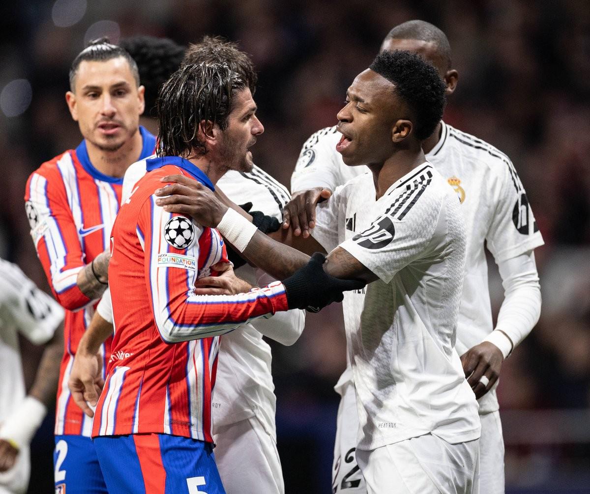 永久铭记！佩德罗-波罗在身上纹了欧联冠军奖杯图案（为铭记荣耀，佩德罗-波罗纹上欧联冠军奖杯）